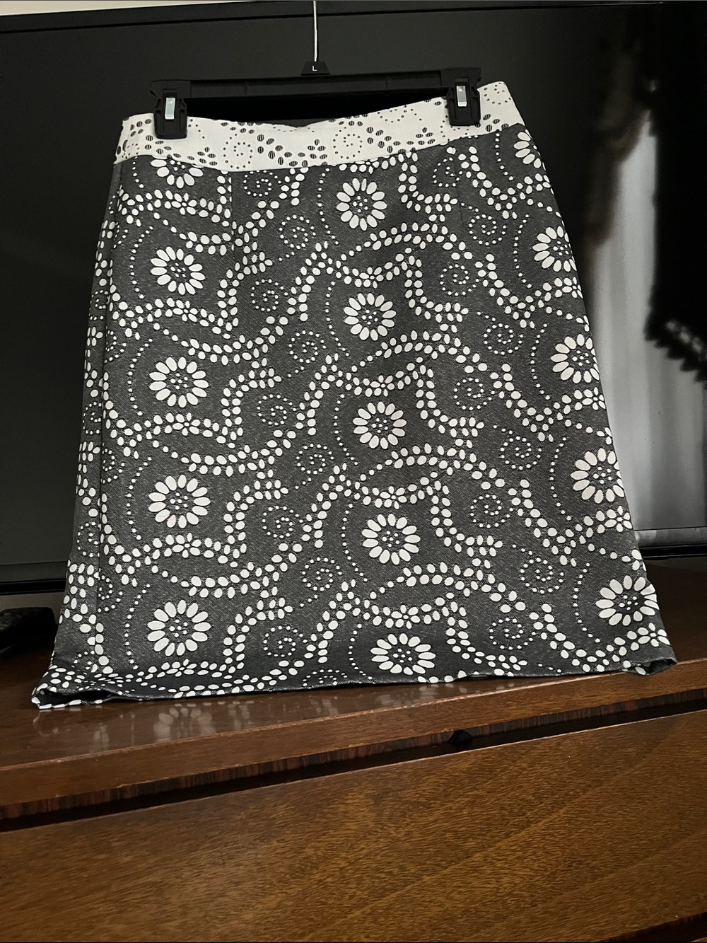 Brand new, beautiful Banana Republic Women’s Black & White Floral A-Line Skirt.
